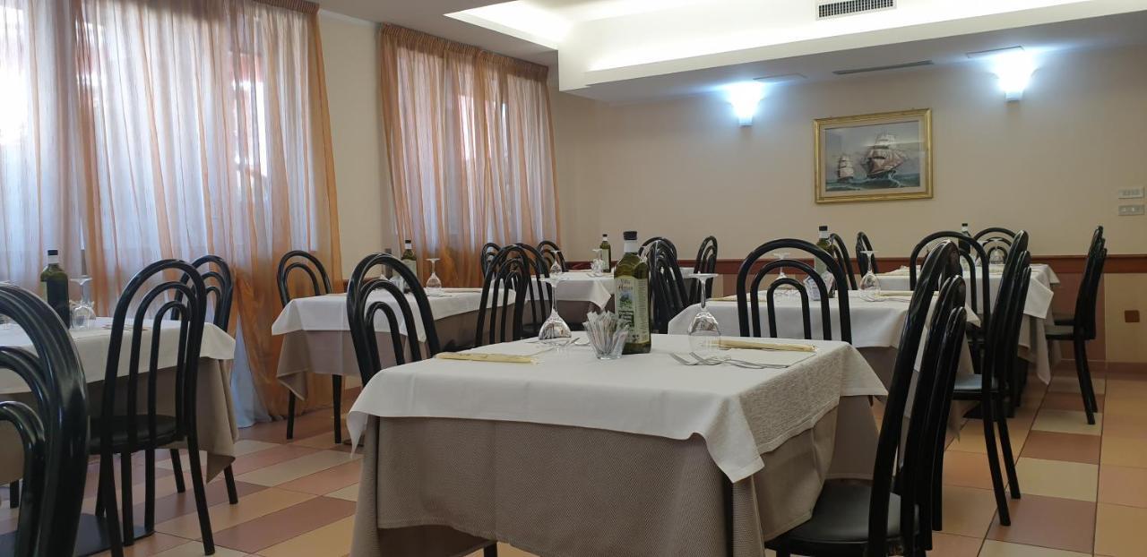 Albergo Ristorante Il Delfino Novara Exterior photo